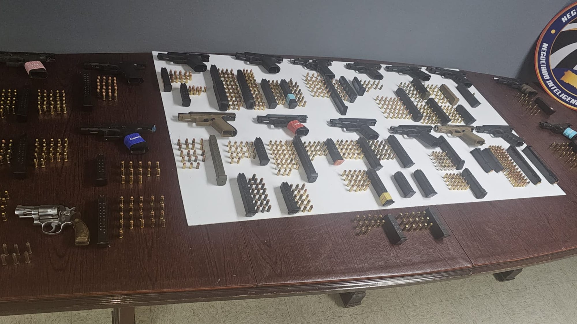 Armas de fuego y municiones ocupadas en intervenciones de las autoridades en negocios nocturnos de San Juan.