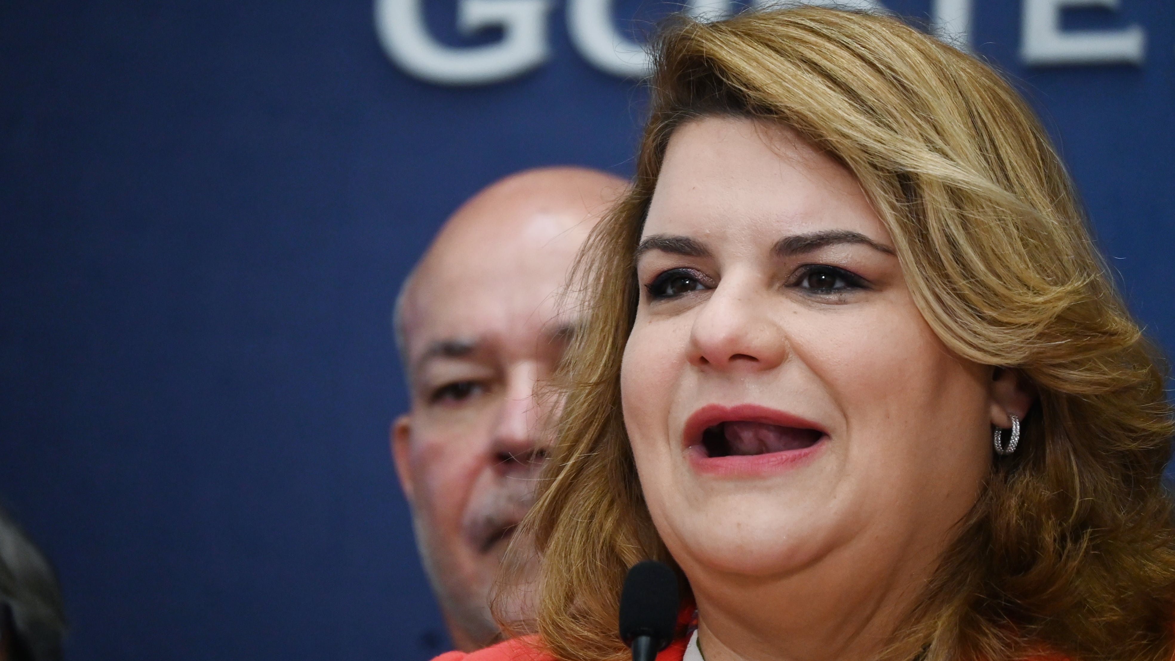 La gobernadora de Puerto Rico, Jenniffer González Colón, firma la Ley 115-2025 para facultar a la Oficina para el Desarrollo Socioeconómico y Comunitario de Puerto Rico (ODSEC) a emitir certificaciones que aceleren la inscripción y transferencia de títulos de propiedad en proyectos del Fideicomiso Perpetuo para las Comunidades Especiales.