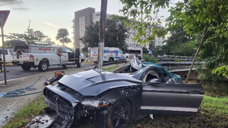 Dos personas murieron este jueves, en un accidente de tránsito frente al Recinto Univerisario de Mayagüez.