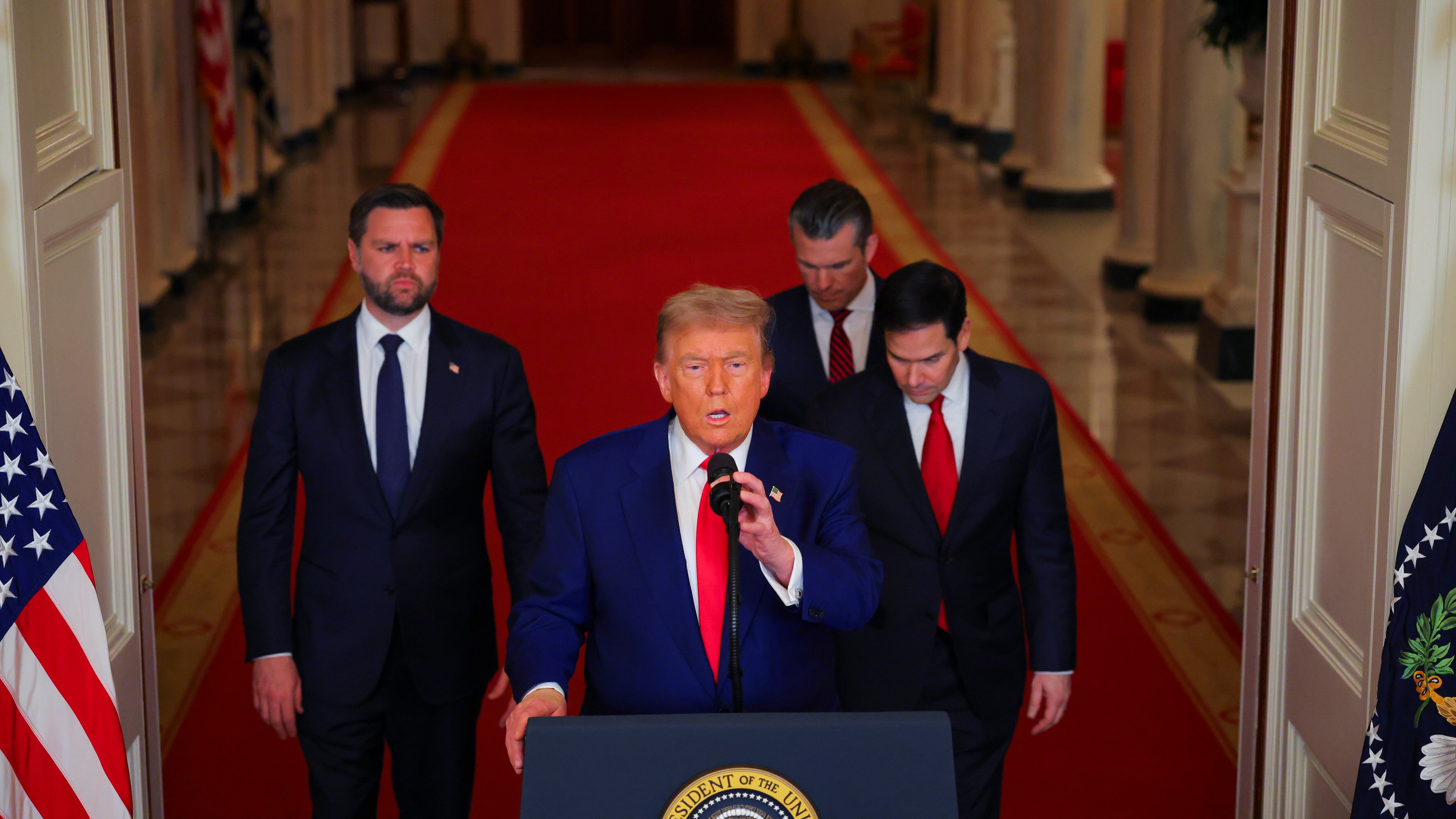 El presidente estadounidense, Donald Trump, junto con el secretario de Defensa, Pete Hegseth (2-der.), el vicepresidente estadounidense, J. D. Vance (izq.), y el secretario de Estado, Marco Rubio (der.), pronuncian un discurso a la nación en la Casa Blanca, en Washington, D. C., EE. UU., el 21 de junio de 2025, tras los ataques estadounidenses contra las instalaciones nucleares de Irán. EFE/EPA/Carlos Barria / POOL