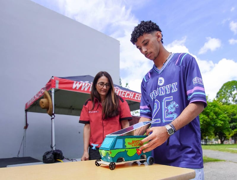 Competencia de carritos solares en Jayuya.