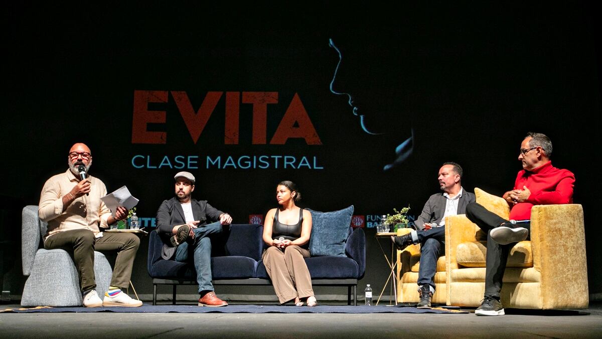 Integrantes del musical “Evita” ofrecen clase a universitarios.