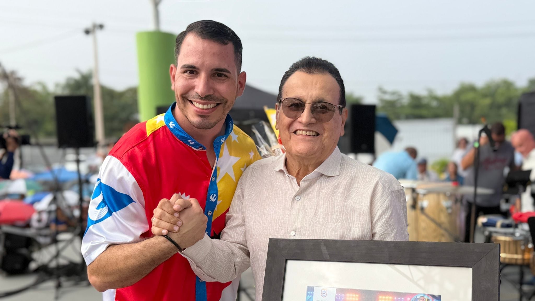 El alcalde de Aguada, Christian Cortés Feliciano junto a Ismael Miranda.