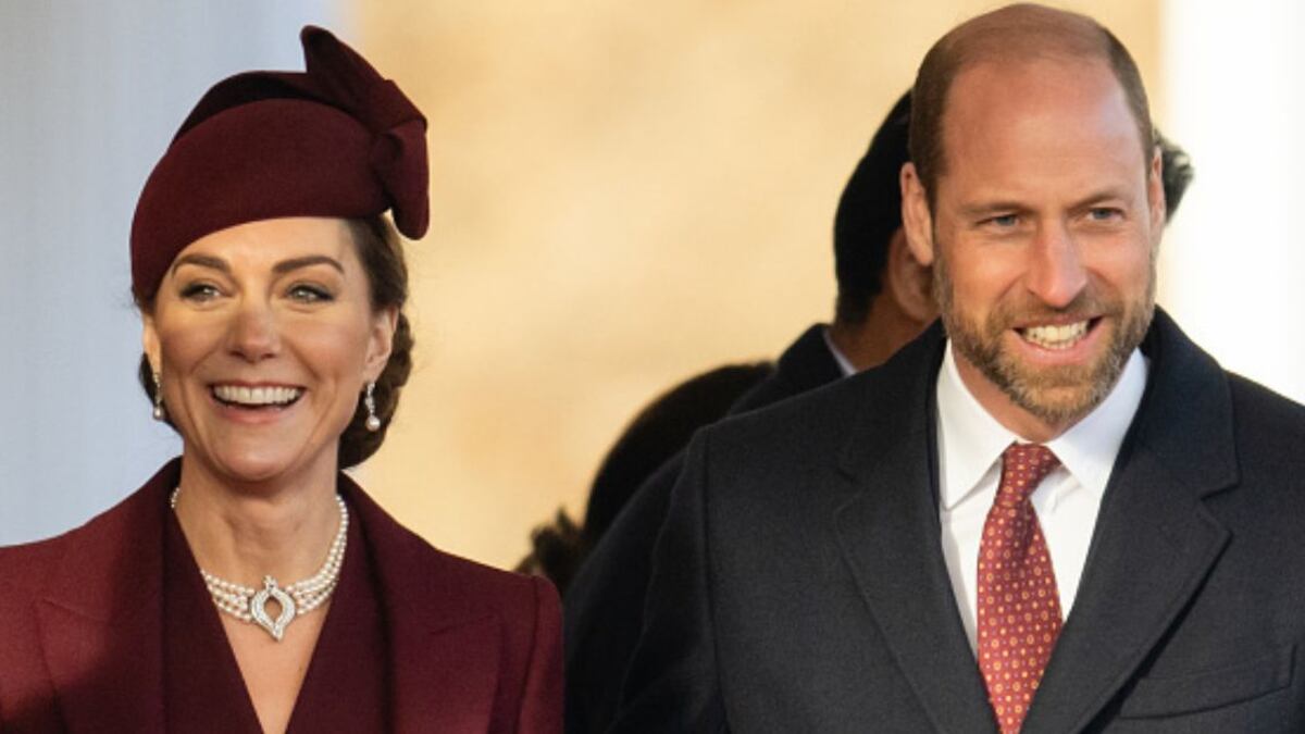 El look invernal de Kate Middleton con botas altas y abrigo XL a juego con William con el que dio cátedra de sobriedad
