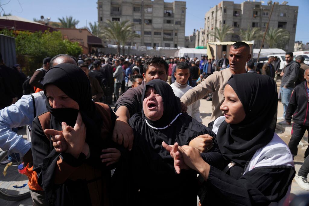Dolientes durante el funeral de ocho miembros de la Media Luna Roja, en Deir al-Balah, Franja de Gaza. (Foto AP/Abdel Kareem Hana)