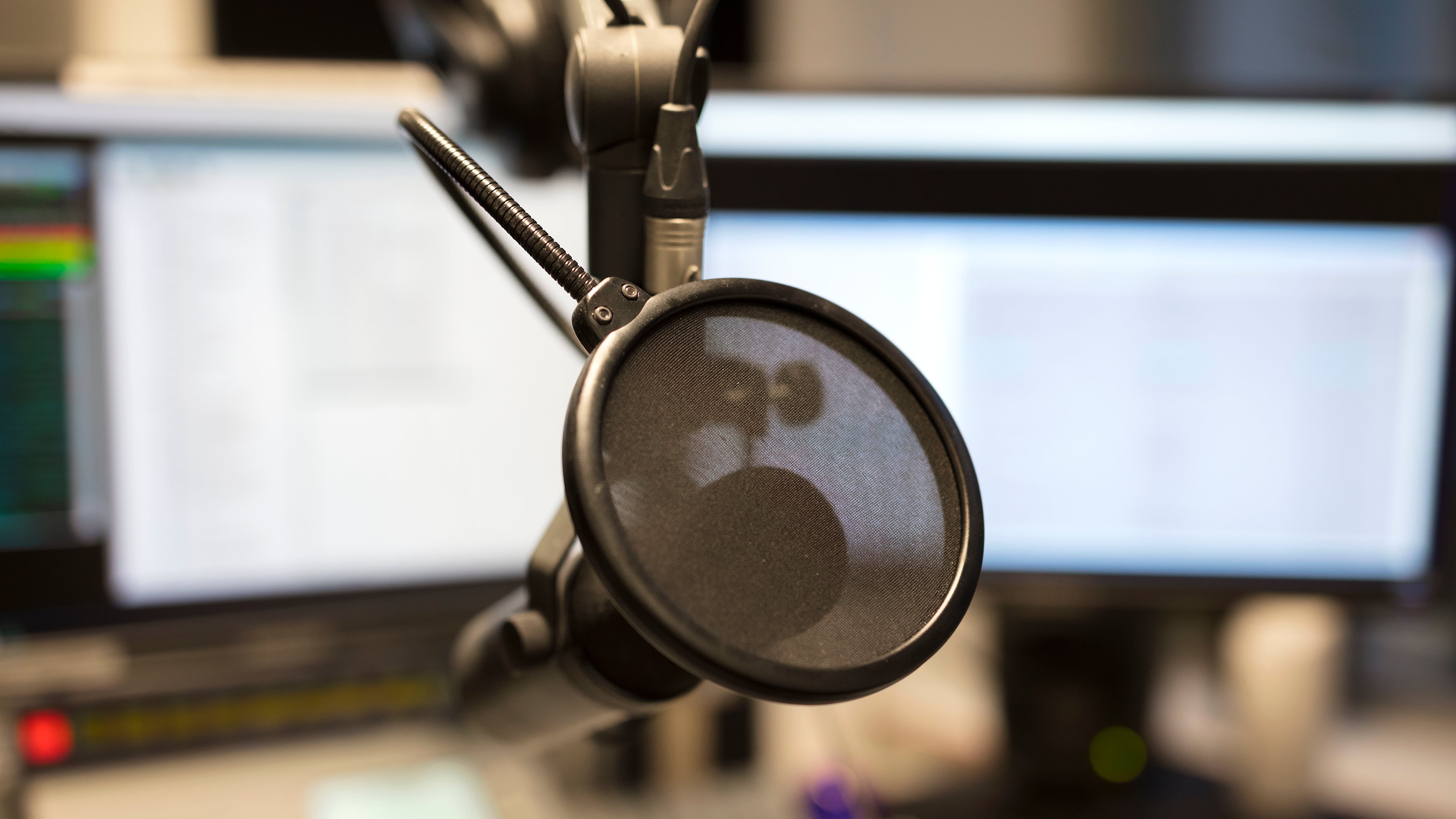 Primer plano de un micrófono en el estudio de transmisión de una estación de radio