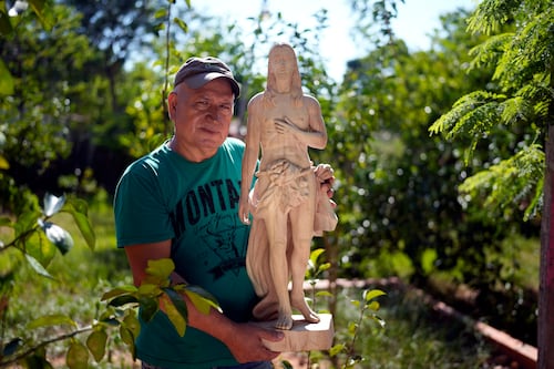 Un escultor recibe críticas en Paraguay por su obra “Cristo afeminado”