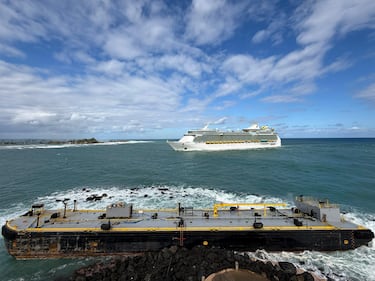 La embarcación permanece encallada en la zona del rompeolas frente al Castillo San Felipe del Morro en el Viejo San Juan.