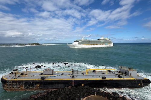 Aprueban plan para retirar barcaza encallada frente a El Morro: La remoción se realizará con la marea alta