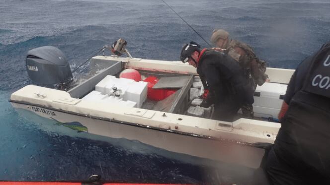 Guardia Costera descarga 4.3 millones de dólares en cocaína incautada y transfiere a dos contrabandistas a la DEA.