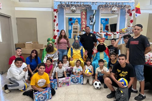 Entregan regalos a niños en Jayuya