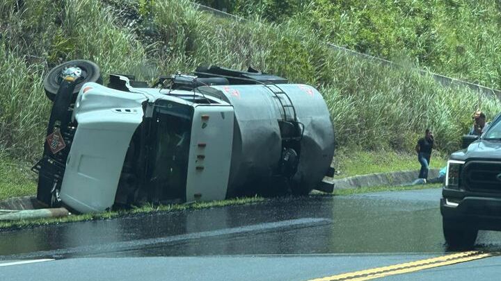 Accidente con camión volcado en la carretera PR-10.