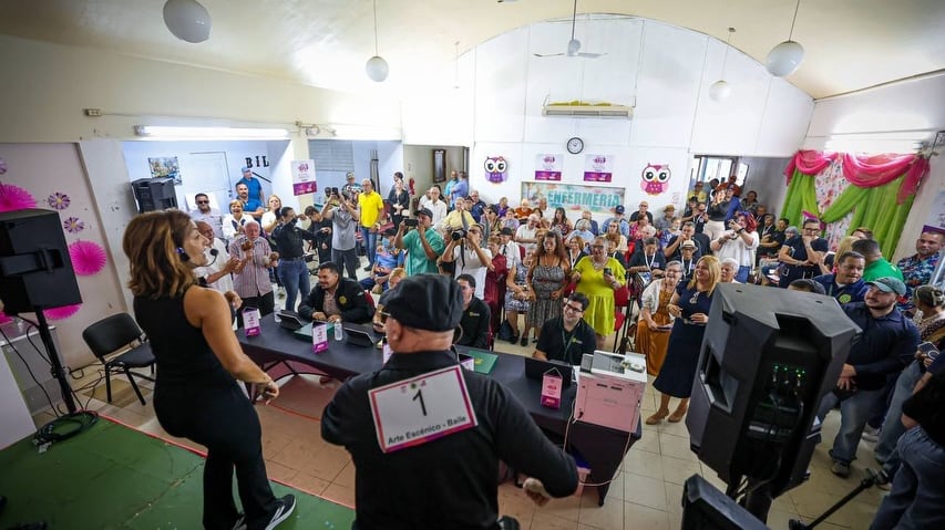 Adultos mayores participaron en actividades de canto, modelaje y dominó durante el evento “Dejando Huellas” en Lajas.