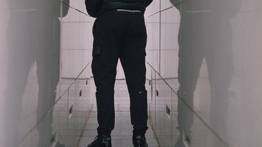 Seguramente has visto publicaciones de videos que se conectan de manera mágica por eso te explicaremos la transición pared a pared para videos de TikTok.