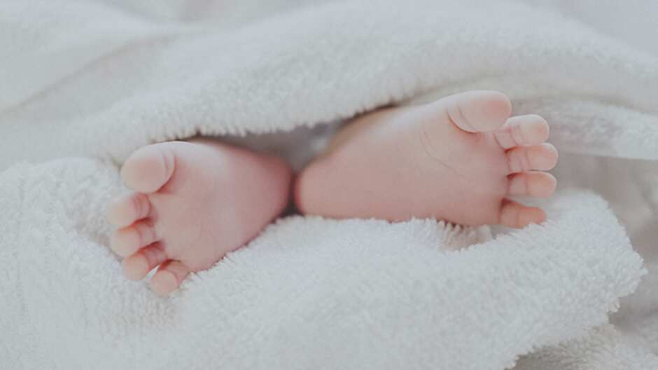 Localizan cuerpo de bebé con moretones y la madre da una “absurda” explicación