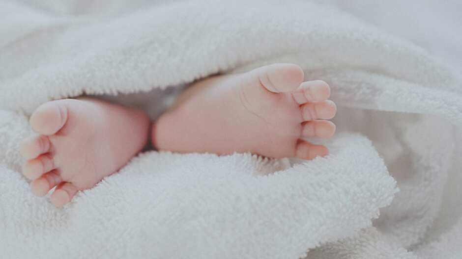 Localizan cuerpo de bebé con moretones y la madre da una “absurda” explicación