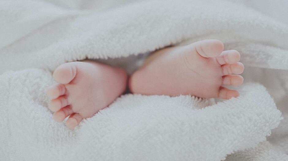 Localizan cuerpo de bebé con moretones y la madre da una “absurda” explicación