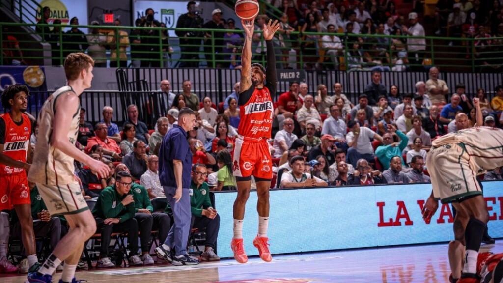 Leones de Ponce vs. Indios de Mayagüez, en el Baloncesto Superior Nacional.