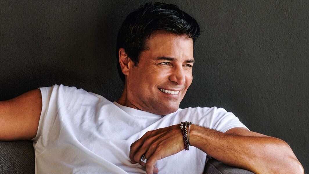 Tras el show que dio, volvió a subir para recibir el trofeo, mostrándose muy feliz por el momento.