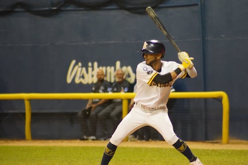 Tiburones extienden racha y Poetas defienden liderato en jornada de la Doble A