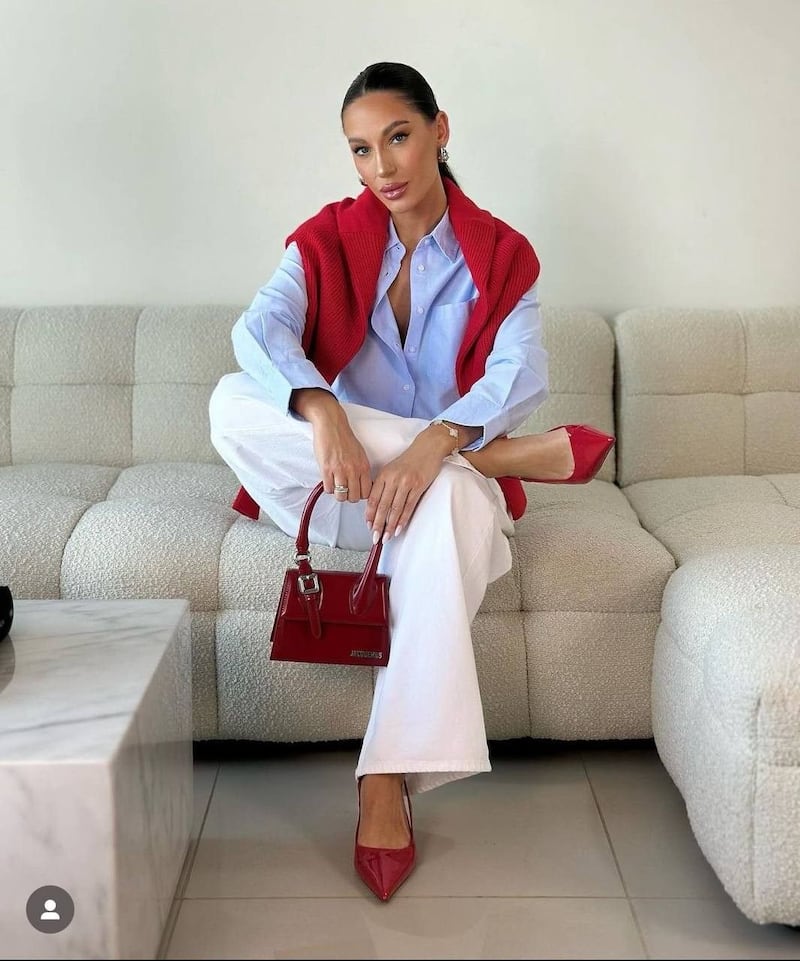 Jeans y zapatos rojos