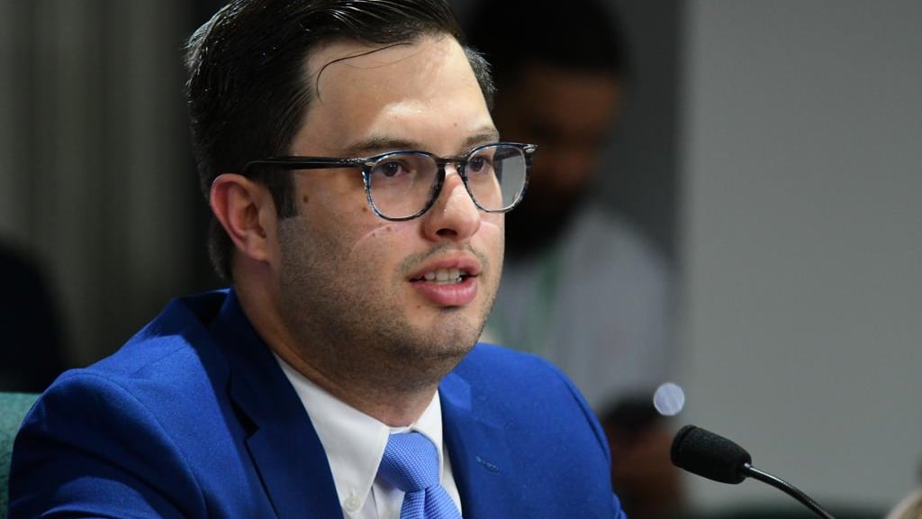 El representante Héctor Ferrer en vistas públicas de la Cámara de Representantes.