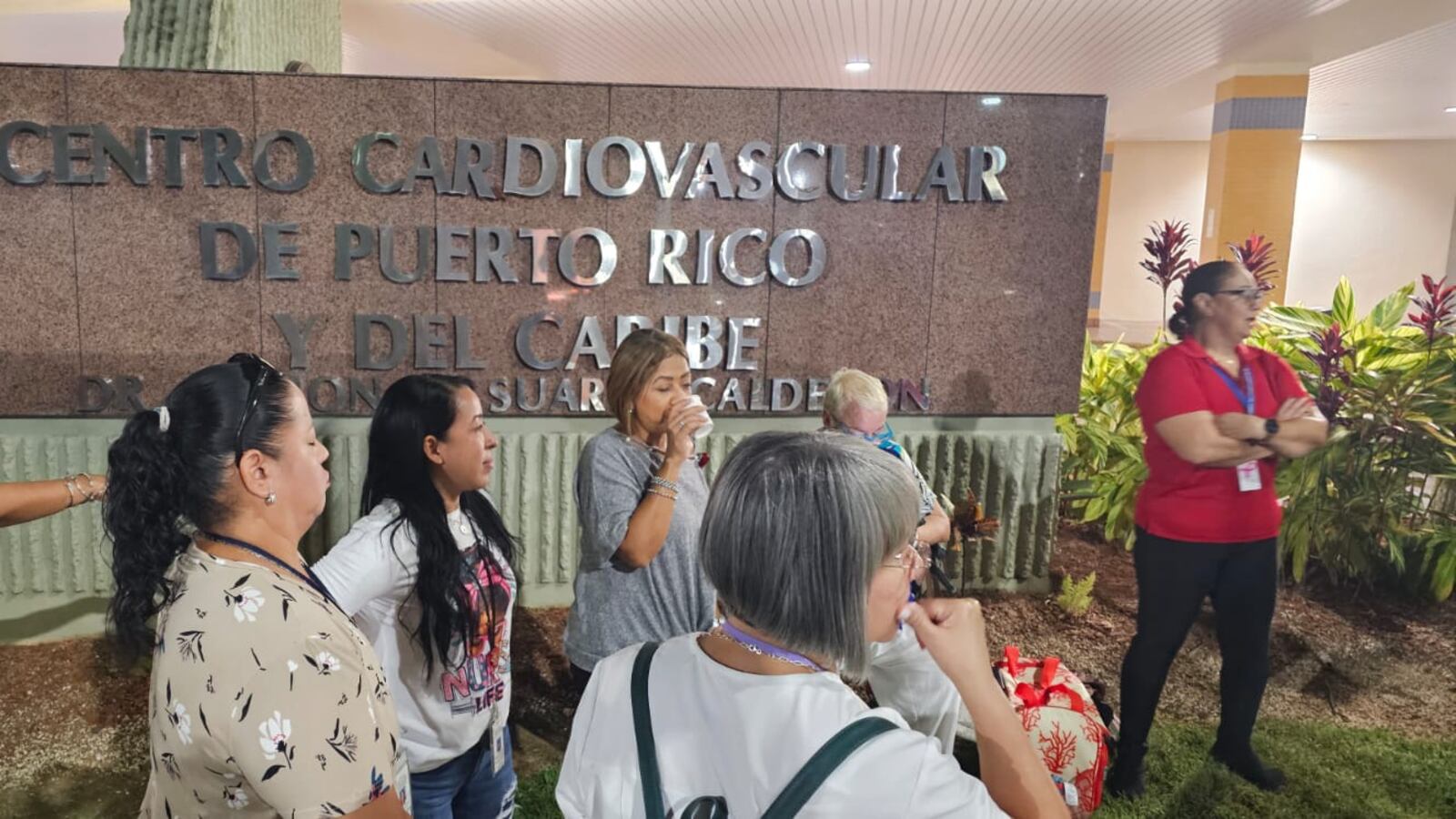 Empleados protestan frente al letrero del Centro Cardiovascular de Puerto Rico y del Caribe, en Centro Médico.