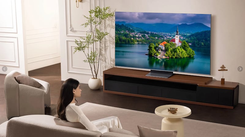 Probamos la TCL Serie QM8K de 75 pulgadas en casa y estas son nuestras impresiones: negros profundos, brillo impresionante y audio integrado de alto nivel que crean una experiencia inmersiva perfecta para disfrutar desde grandes estrenos hasta los partidos más emocionantes del año