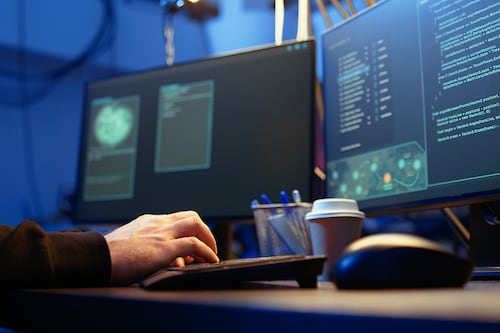 Proponen actualizar el Código Penal ante aumento de crímenes cibernéticos en Puerto Rico