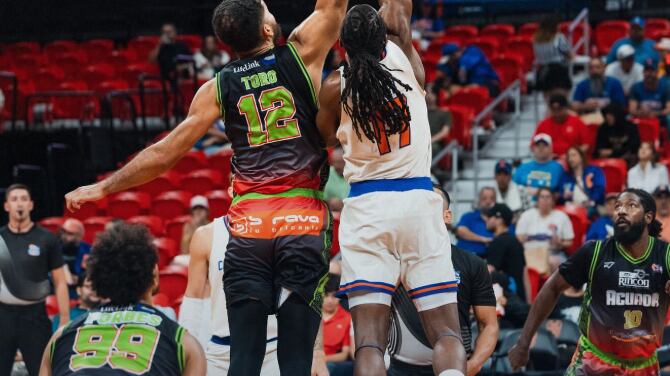 Juego de los Cangrejeros de Santurce vs. Santeros de Aguada en el Coliseo Roberto Clemente.