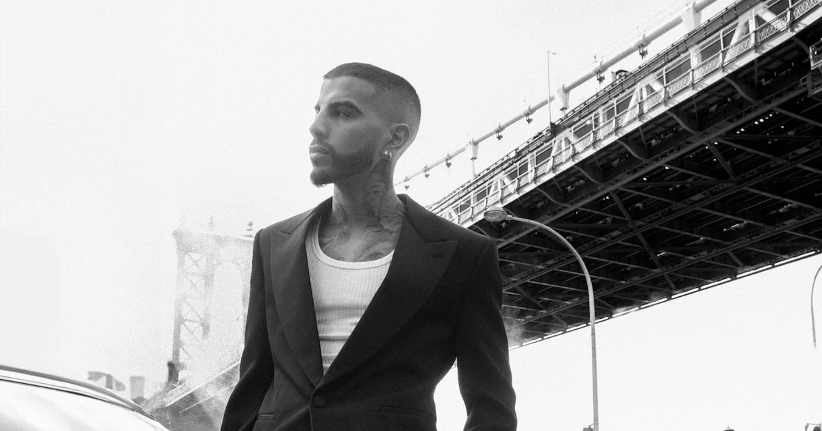 Rauw Alejandro es el rostro de la nueva fragancia de Carolina Herrera: la esencia de la pasión latina