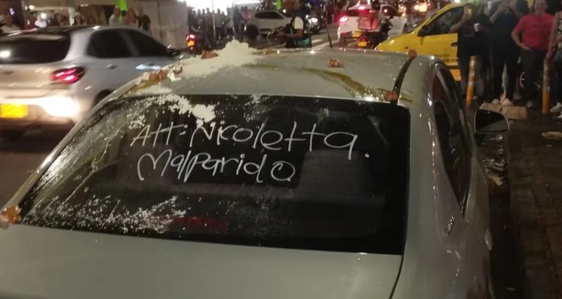 Una mujer destrozó el carro de su pareja al descubrir infidelidad. X: @DenunciasAntio2