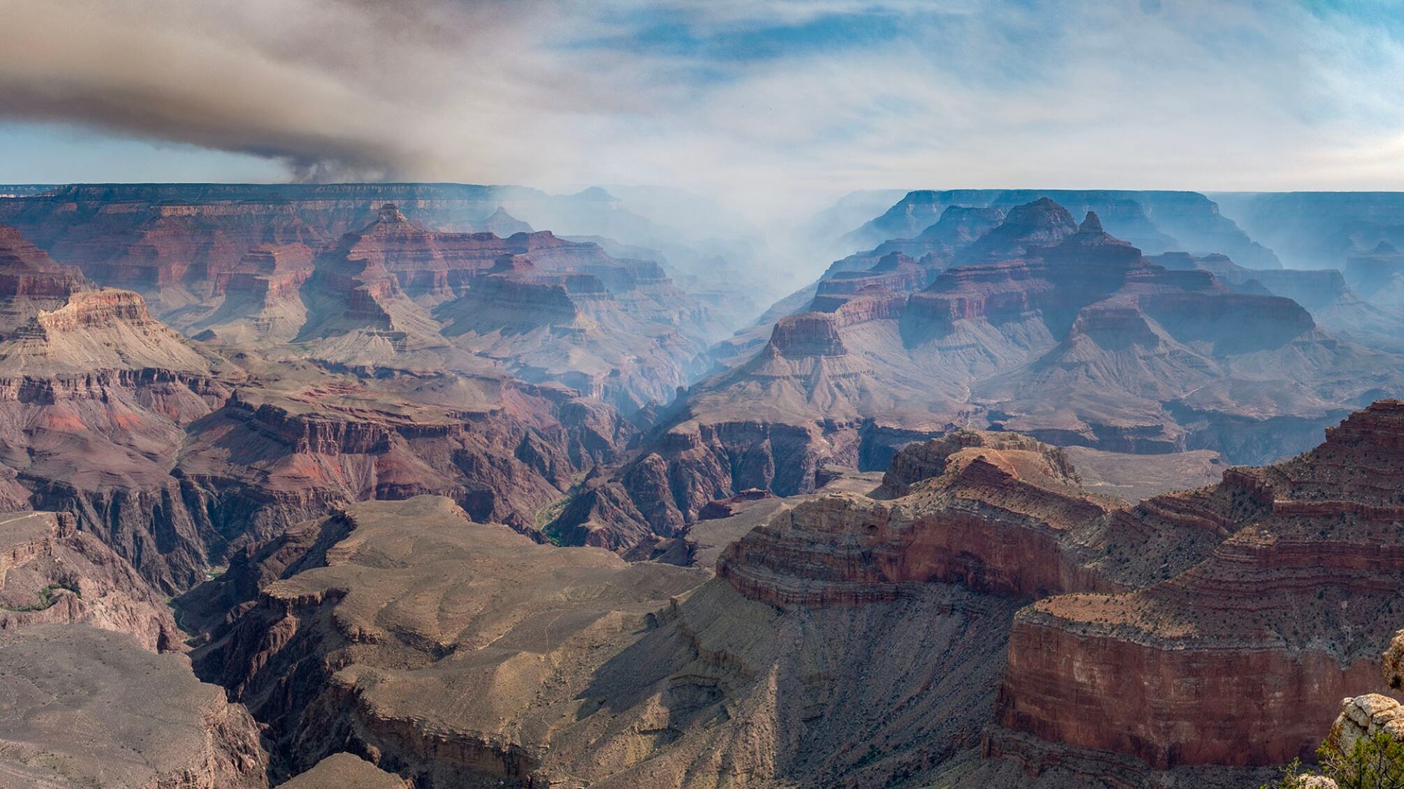 El fuego comenzó el 4 de julio tras la caída de un rayo, pero las autoridades aplicaron inicialmente una estrategia de “confinamiento y contención”