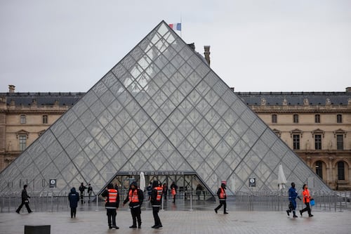 Louvre cierra nuevamente por huelga del personal tras meses de protestas laborales