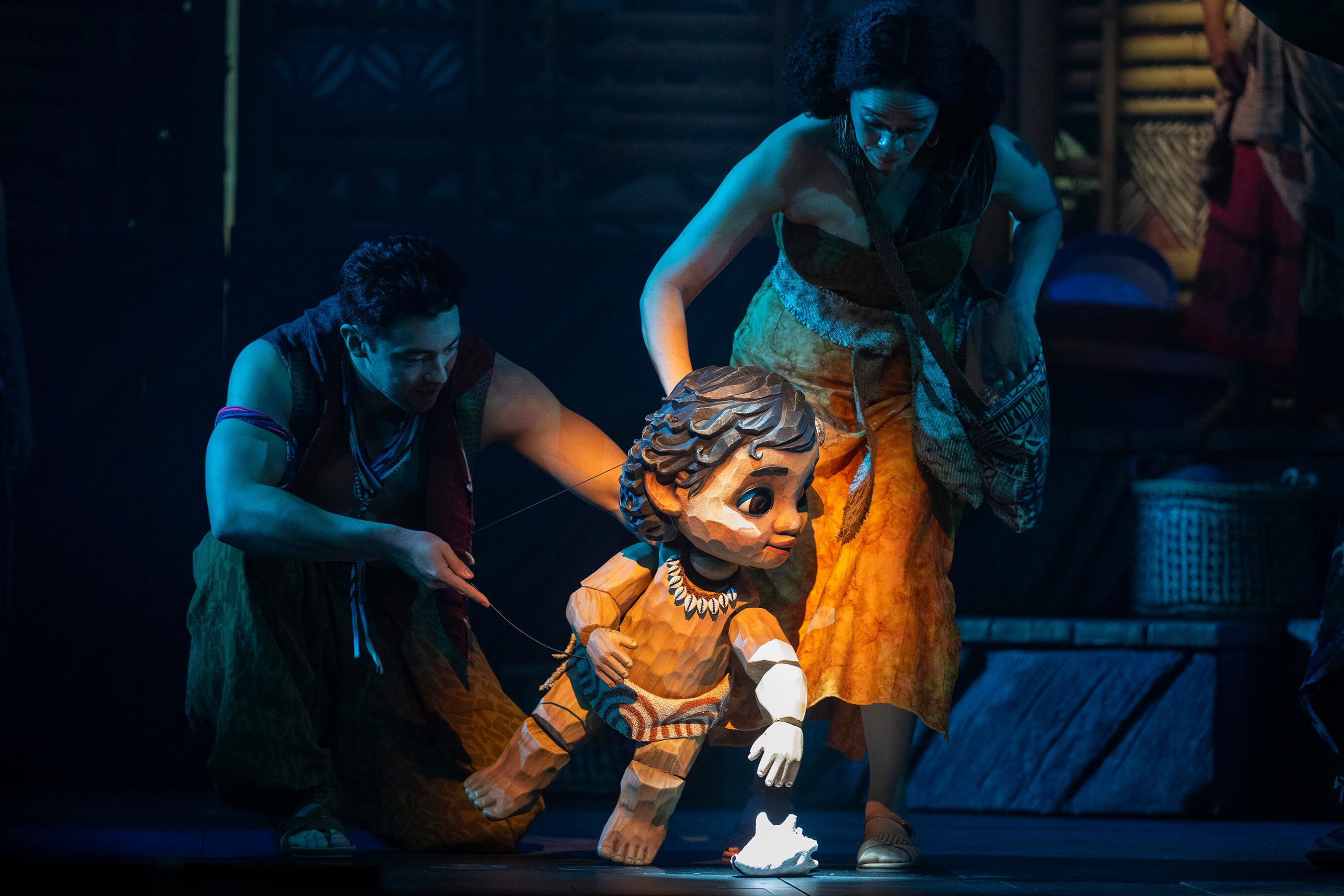 “Disney The Tale of Moana” da vida por primera vez a la historia de aventuras de Moana en el Walt Disney Theatre a bordo del nuevo barco de Disney Cruise Line, el Disney Treasure. Con una escenografía y una música llena de elementos de la cultura de las Islas del Pacífico que inspiran el clásico cuento de iniciación, esta innovadora producción sumergirá al público en una aventura transformadora por tierra y mar. Los visitantes vivirán la historia de Moana como nunca antes, con nuevas canciones, marionetas a gran escala y efectos especiales innovadores.