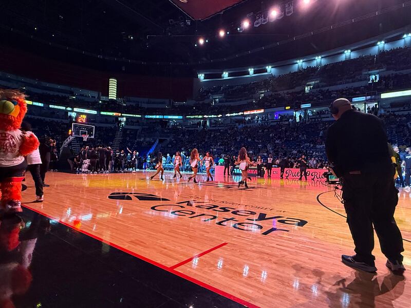 El partido entre los Miami Heat y Orlando Magic en el Coliseo de Puerto Rico.
