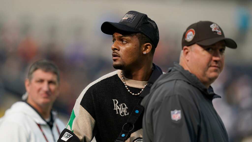 El quarterback de los Browns de Cleveland Deshaun Watson observa antes del encuentro de los Rams de Los Ángeles el 3 de diciembre del 2023. (AP Foto/Ryan Sun)
