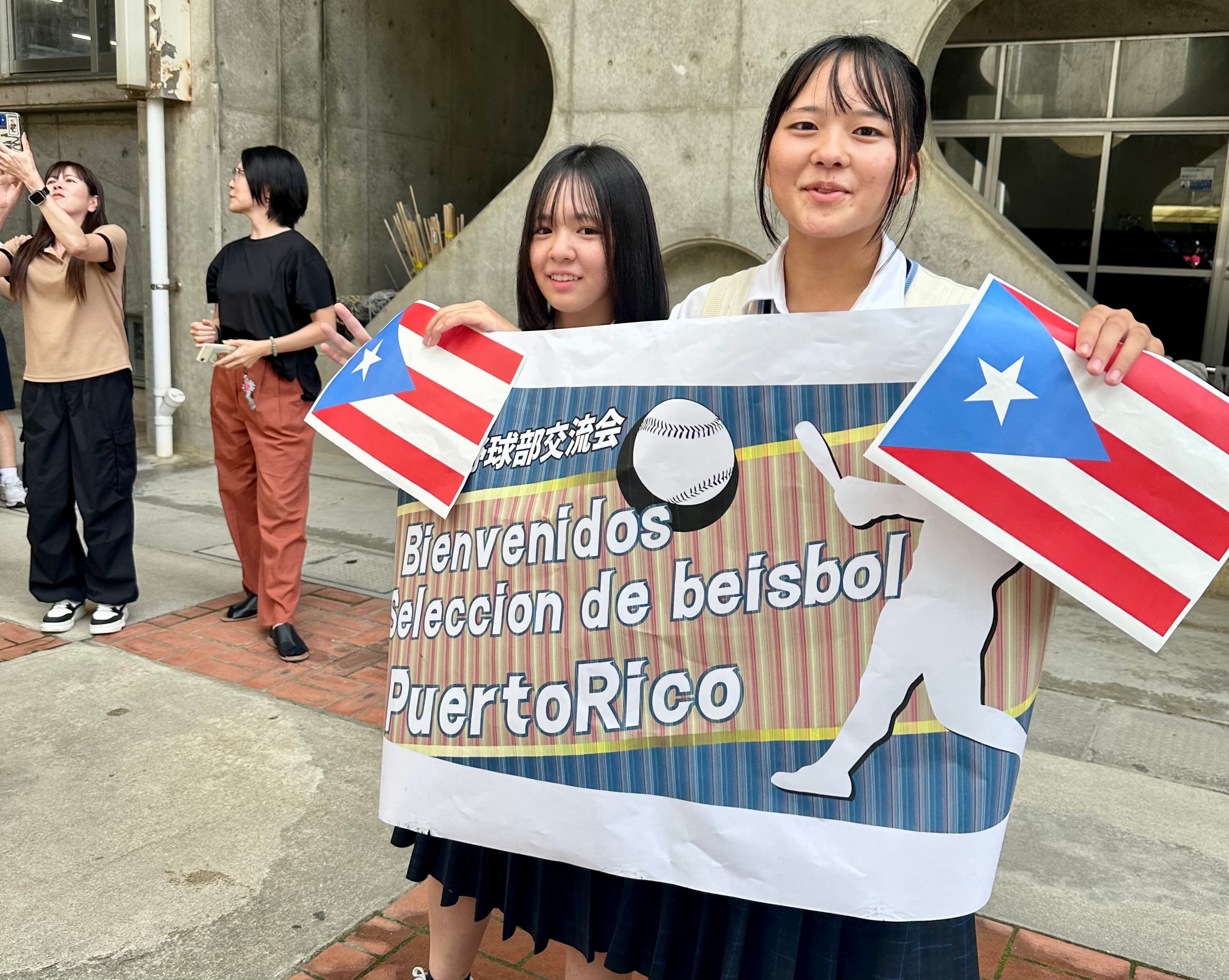 Estudiantes japonesas reciben al equipo boricua en su escuela.