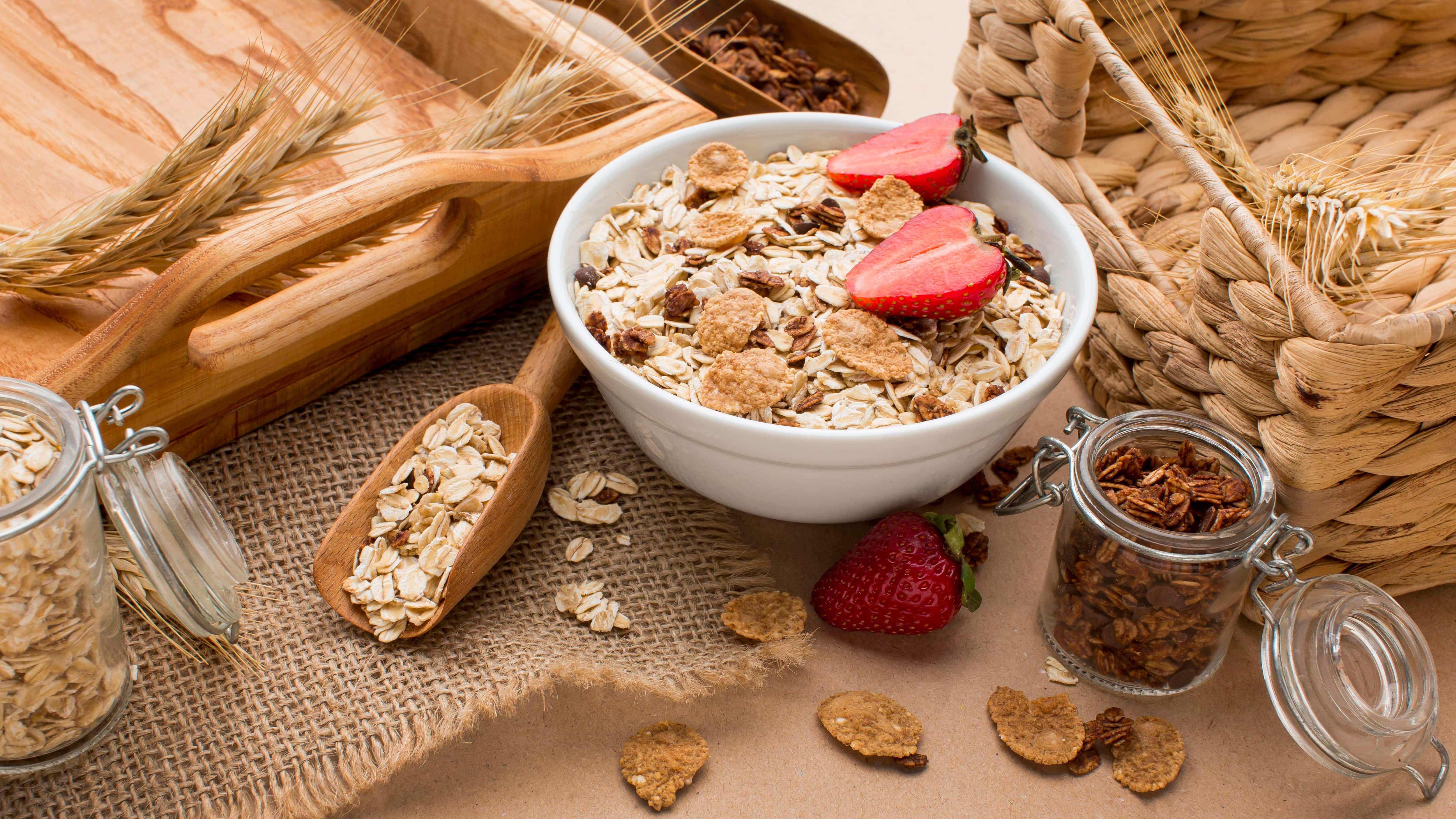 La avena es un cereal que ofrece beneficios importantes para la salud, ya que contiene una gran cantidad de proteínas (similar a la que aportan la carne, la leche o el huevo), vitaminas, minerales, grasas insaturadas y más. Foto: Freepik.