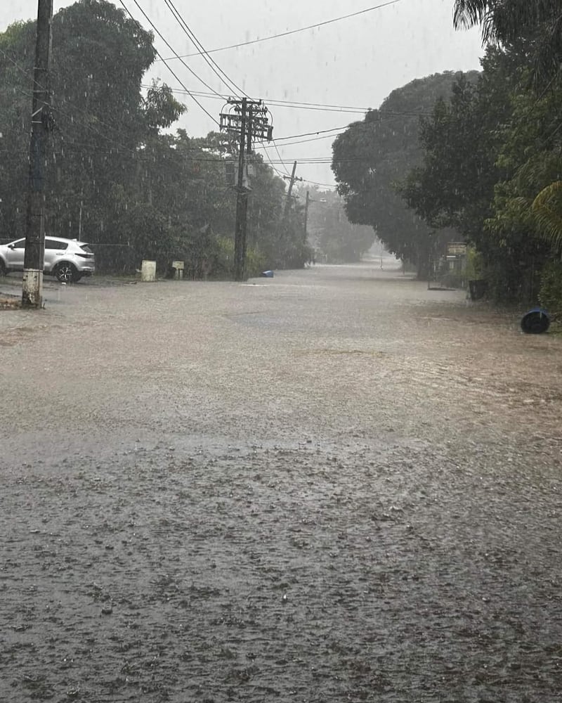 Carreteras inundadas por fuertes lluvias