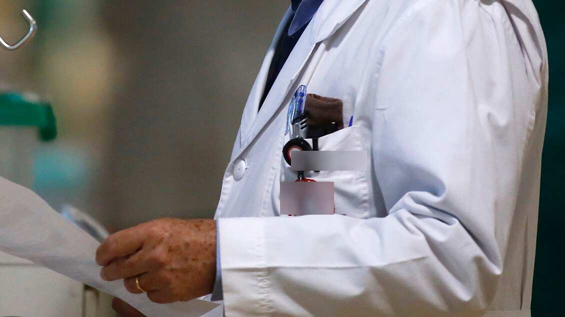 Seis años de cárcel para médico por delito de cuatro abusos sexuales.