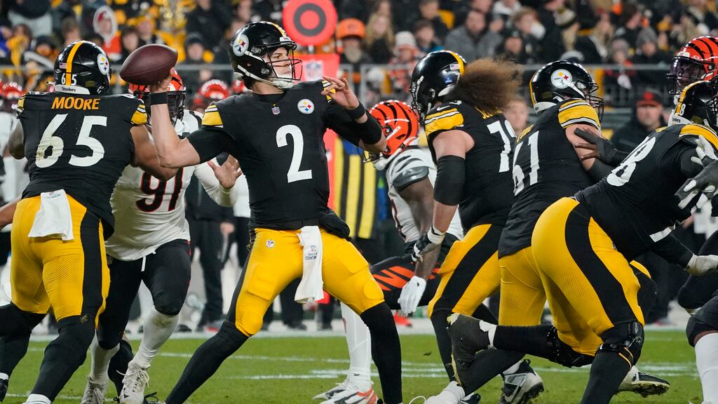 Mason Rudolph, quarterback de los Steelers de Pittsburgh, envía un pase en el encuentro del sábado 23 de diciembre de 2023, ante los Bengals de Cincinnati (AP Foto/Gene J. Puskar)