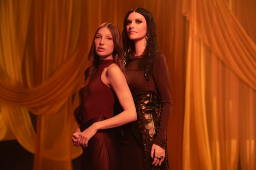 Laura Pausini y Yami Safdie unen sus voces en la nueva versión de “Eso y más”