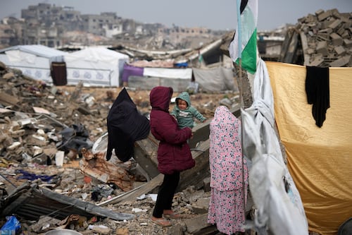 Miles de personas desplazadas en Gaza preparan tiendas de acampar para resguardarse del frío invernal