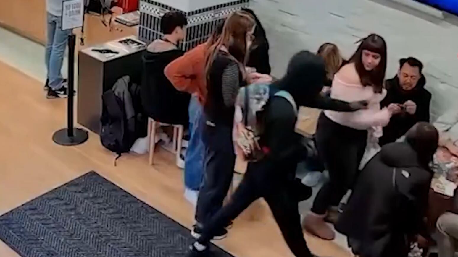 VIDEO: Así fue el robo a mano armada en una tienda Pokémon - Fuente: Video de X
