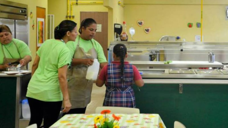 Exigen mejores condiciones para los empleados de comedores escolares en las escuelas públicas del país.