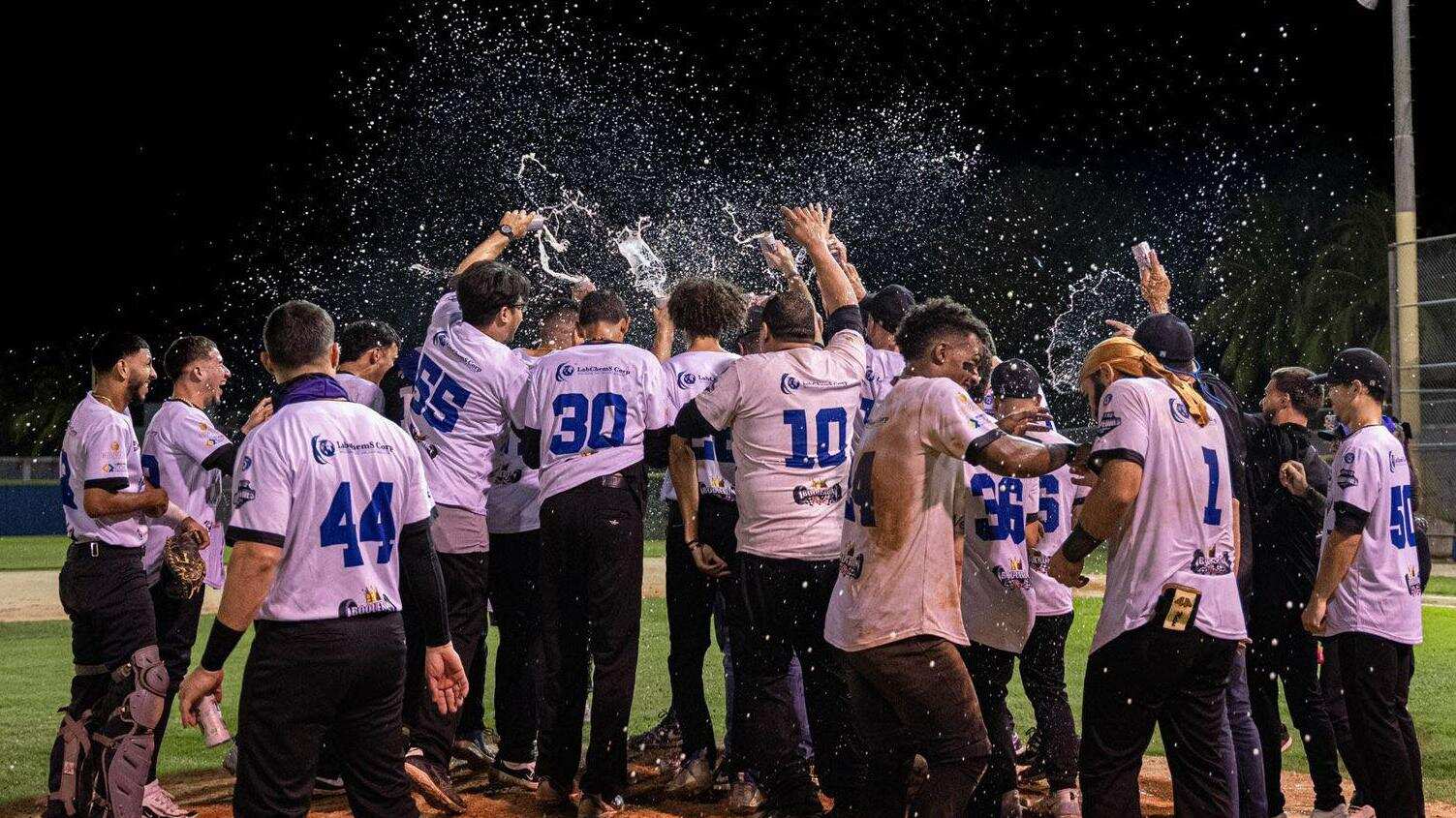 Los Piratas celebran su victoria ante los Cardenales de Lajas.