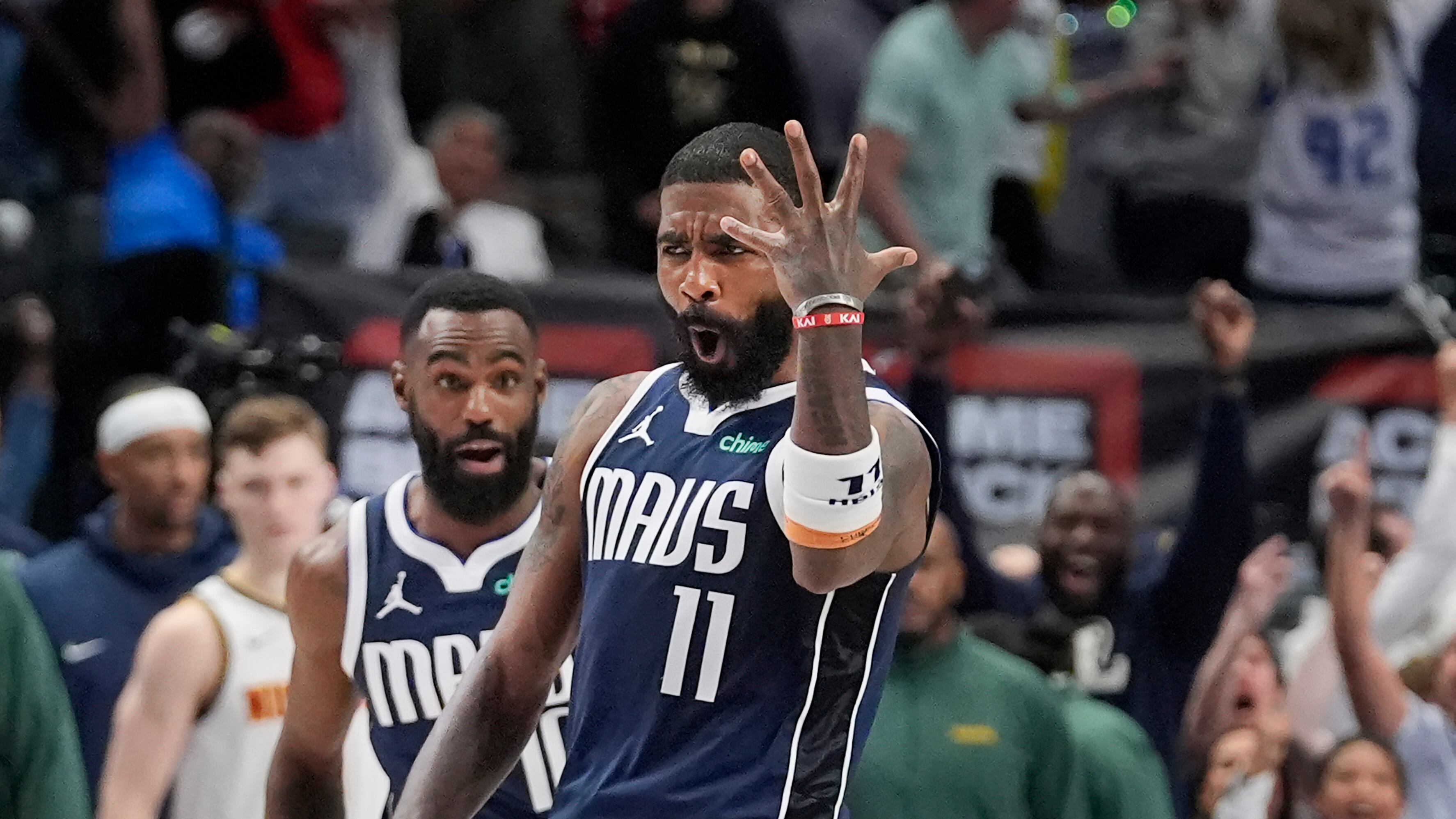 El armador de los Mavericks de Dallas Kyrie Irving (11) reacciona mientras su compañero Tim Hardaway Jr. se acerca luego de anotar el triple ganador en la segunda mitad del juego de baloncesto de la NBA, ante los Nuggets de Denver, en Dallas, el domingo 17 de marzo de 2024. (AP Foto/LM Otero)