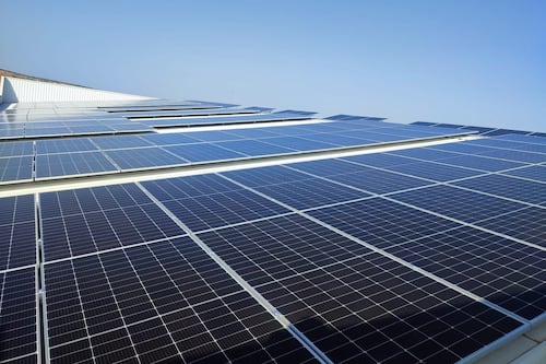 Miles de personas pierden acceso a placas solares tras cancelación de fondos federales