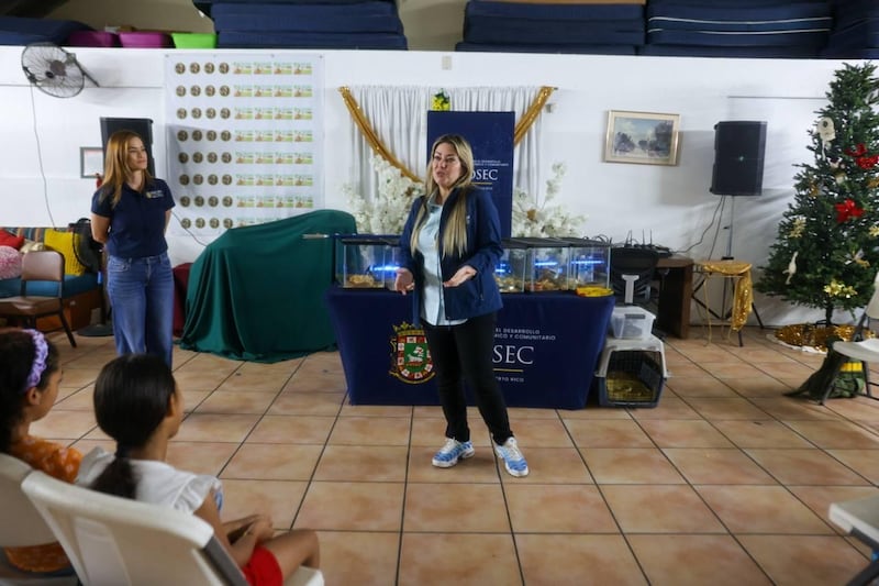 ODSEC y DRNA educan a las comunidades sobre el peligro de boas reticuladas y otras especies invasoras.